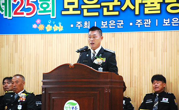 강문수 대장이 전체대원및 내빈 앞에서 대회 인사를 하고 있다.