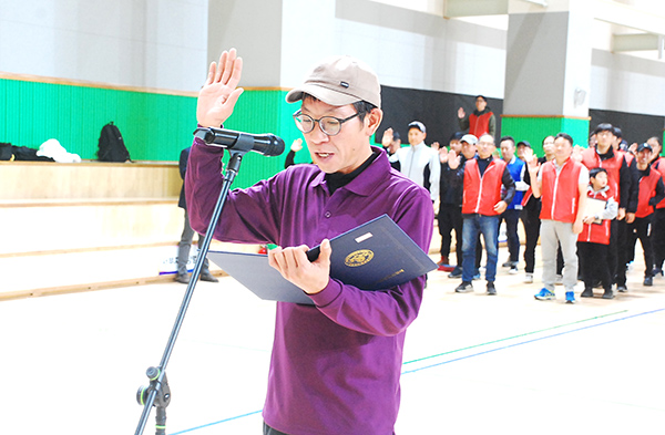 조영복 삼산자율방범대 대원이 선수대표 선서를 하고 있다.