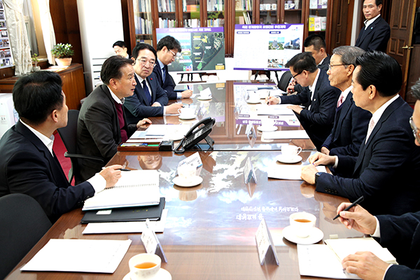 보은군 수한면과 옥천읍 사이에 있는 장계관광지 개발에 대해 김영환 충북지사와 황규철 옥천군수, 정구용 인지그룹 회장 등이 대화를 나누고 있다. /제공 충북도