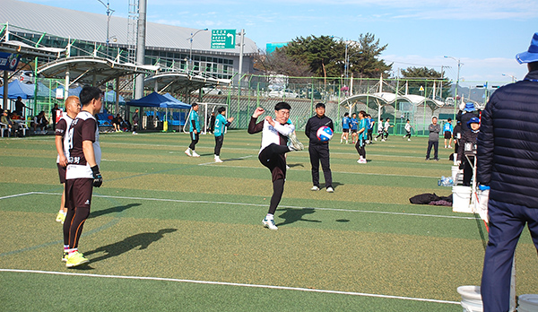 태봉족구회 선수들이 경기에 열중하고 있다.