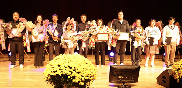 지난 11월 11일 문화예술회관에서 열린 제30회 보은군농업인대회에서 수상자들이 수상 후 최재형 보은군수와 함께 기념촬영을 하고 있다. )사진 3 (지난 11월 11일 문화예술회관에서 열린 제30회 보은군농업인대회에서 김은희 보은농업기술센터장 등 참석자들이 전시된 보은 대표 농산물들을 살펴보고 있다. 이날 고추(내북), 마늘(삼승), 고구마(탄부), 사과(삼승), 대추.천마.호두.샤인머스켓(보은읍), 인삼(삼승), 밤(산외), 배(장안) 등이 전시돼 시선을 끌었다.)