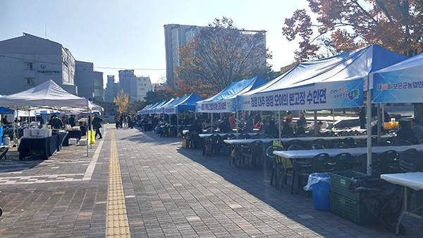 보은군 농업인들의 한마당 큰 잔치 제30회 보은군농업인대회가 지난 11일 문화예술회관에서 열렸다. 행사는 식전공연과 우수회원 및 유공자 표창에 이어 중식으로 뷔페가 제공됐다. 이어서 장기자랑과 경품추첨으로 한 해 농사의 시름을 잊고 흥을 한껏 즐겼다.