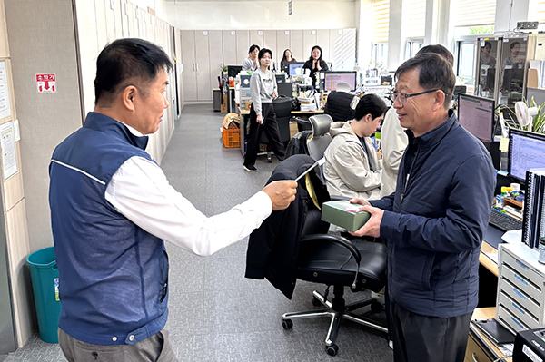 정진석 공무원노조보은군지부장이 격려금을 전달하고 있다.