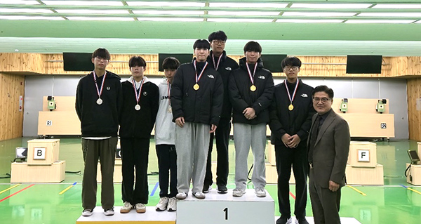 남고부 개인전과 단체전에서 1위를 차지한 보은고학생들이 메달을 목에 걸고 이를 자랑하고 있다.