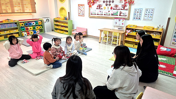보은여고 학생들이 보은어린이집을 방문해 유아들에게 손씻기의 필요성을 들려주고 있다.