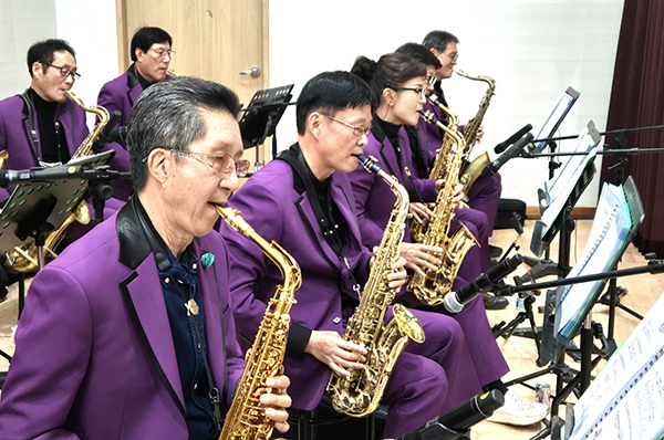 대추골색소폰앙상블에서 이. 취임 축하 연주를 펼치고 있다.