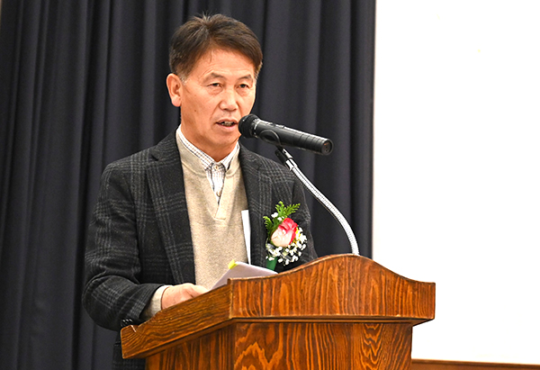 김상호 회장이 고품질 품종을 안정적으로 생산해 우리의 난제를 풀어나가자고 밝히고 있다.