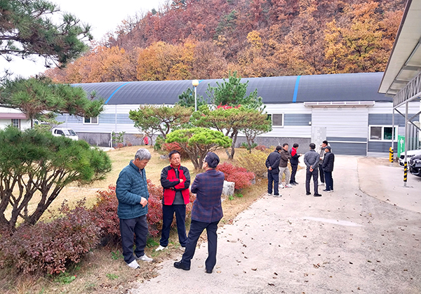 월야수산을 방문한 주민들이 양식장 밖에서 삼삼오오 모여 내부 관전 평을 나누고 있다.)