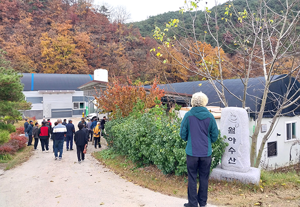 국내 최초로 연어양식에 성공한 월야수산 입간판을 유심히 바라보는 주민이 인상적이다.