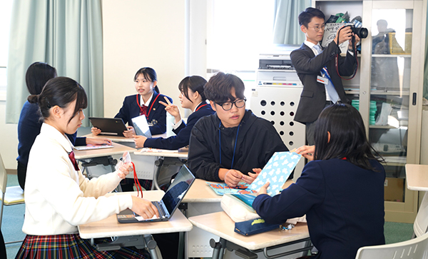일본을 찾은 보덕중 학생들이 오사카 소우카중학교 학생들과 대화를 나누고 있다.