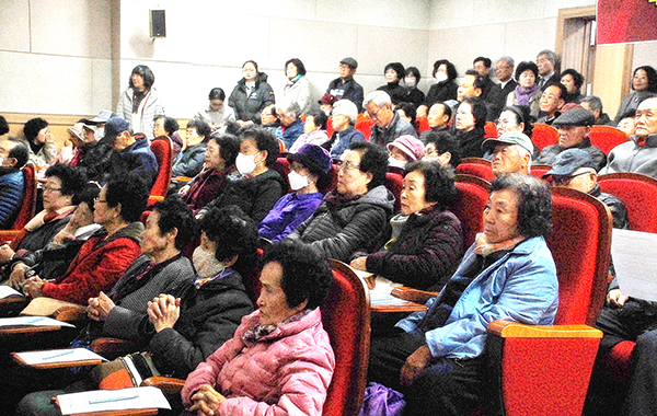 평화통일 시민교실에 참여한 군민들이 탈북 여성들의 말에 귀 기울이고 있다.