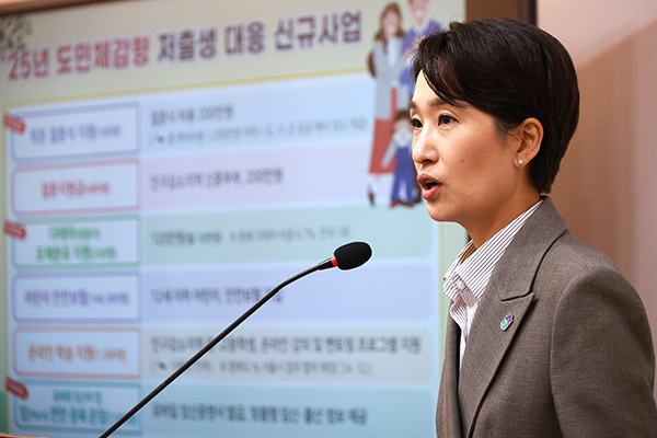 김수민 충북도 정무부지사가 내년 저출생 신규.확대 사업에 대해 브리핑을 하고 있다. /제공 충북도