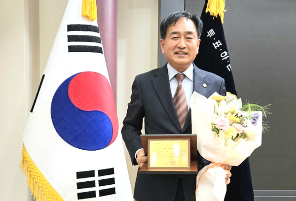 이경노 보은군의회 의원이 수상한 ‘2024 지방자치 대상’을 들어보이고 있다.