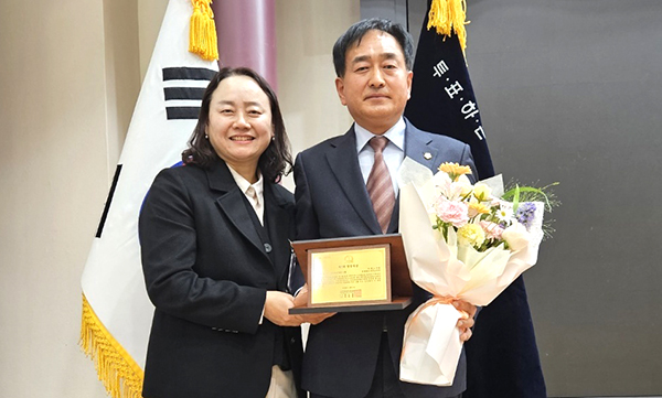 이경노 의원 부부가 수상을 기념하고 있다.