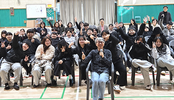 별자리사회심리극연구소 김영한 소장과 청소년들이 심리극 운영 후 이의 실천 의지를 다지고 있다.