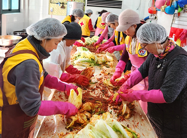 대원적십자봉사회 봉사원들이 김장 김치를 맛갈나게 담고 있다.