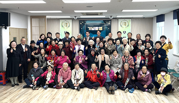 보은군이 오는 12월 12일까지 보은군 내 노인복지대학 졸업식을 개최한다. 사진은 지난 26일 열린 내북면 노인복지대학과 회인회남 노인복지대학 졸업식. /제공 보은군