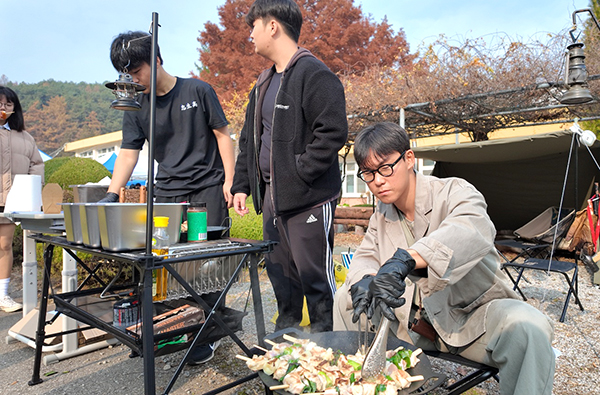 채소과 학생들이 파닭파닭 부수에서 닭꼬치를 만들고 있다.
