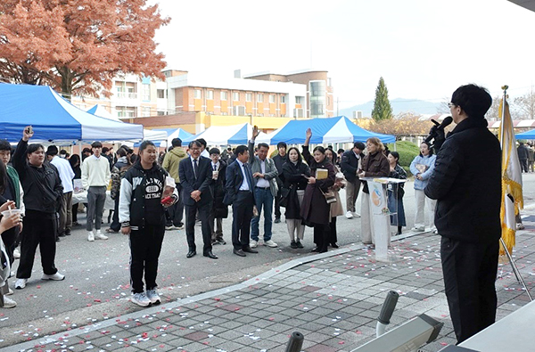 태봉제 참가자들이 문제에 답하기 위해 손을 들고 있다.