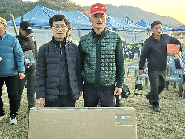 양현창 탄부파크골프팀 회원이 경품에 추천되어 32인치 TV를 전달받고 있다.