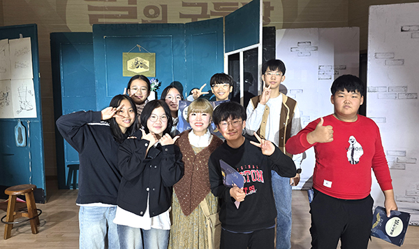 속리초 학생들이 창작뮤지컬을 마치고 예술의 꿈을 더욱 키워나갈 의욕을 표출하고 있다.