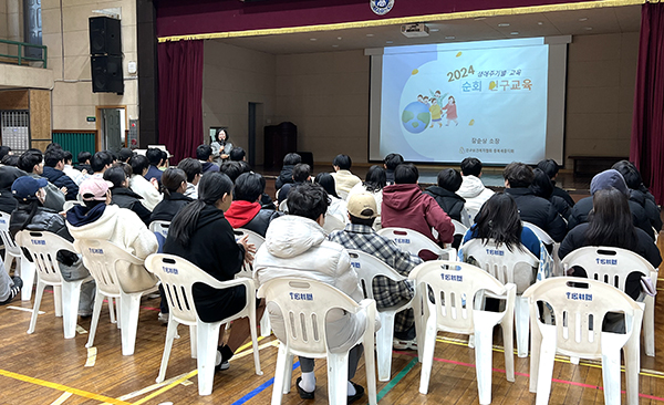보은고 학생들이 저출산과 인구감소에 대해 청취하고 있다.
