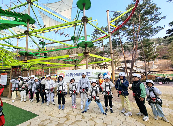 종곡초 학생들이 속리산을 찾아 스카이 트레일, 집라인, 스카이바이크 등 e레포츠를 즐기고 있다.