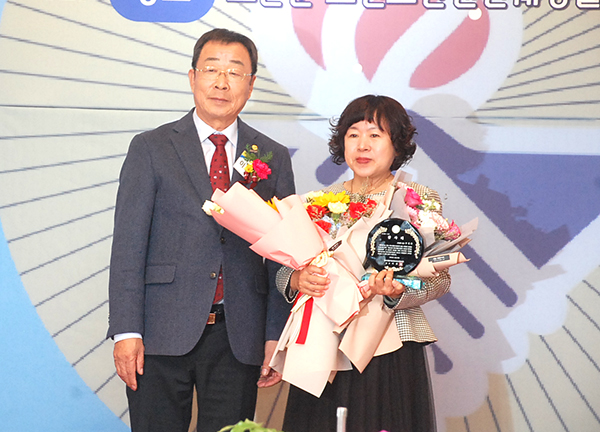 이문섭 회장이 주식회사 ‘정화’의 주정화 대표에게 감사패를 전달하고 있다.