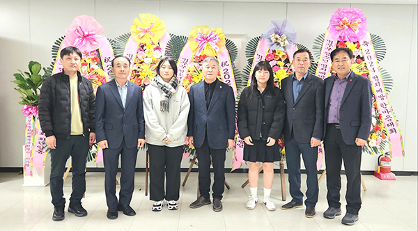 ‘2024 법무부청소년범죄예방위원회 청주지역협의회 한마음대회’에서 수상한 이경노의장과 관계자들이 이종환 회장과 함께 이를 기념하고 있다.