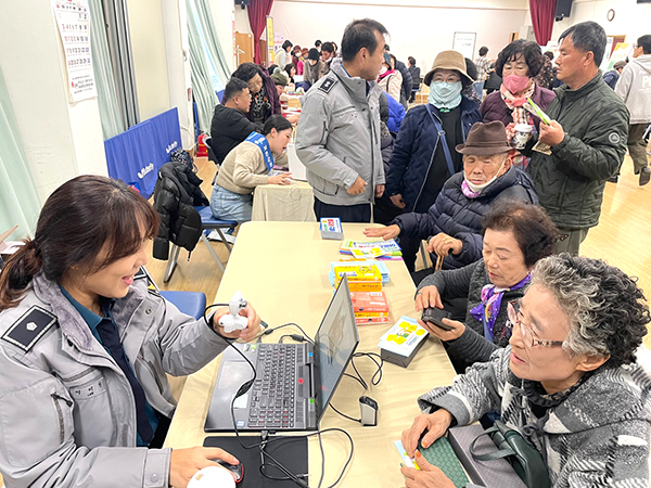 경찰관들이 ‘제18회 행복나눔 축제 어울림한마당’ 행사에서 ‘지문등 사전 등록제’를 안내하고 있다.