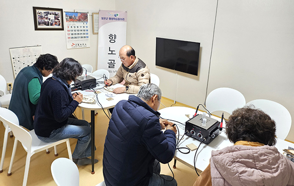 속리산면 향노골 동아리 회원들이 문패를 만들고 있다.