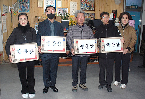 행운상을 받는 볼러들이 만족한 웃음을 짓고 있다.