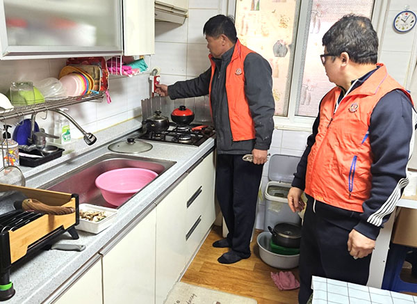 어려운 가정에 난방유를 전달한 보은로타리클럽 회원들이 집안 곳곳의 안전을 점검을 하고 있다.
