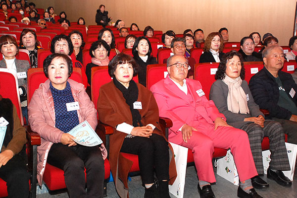 보은군자원봉사자대회에 참석한 봉사자들이 식전 공연을 관람하고 있다.