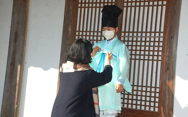 한 엄마가 보은향교 청소년 선비단에 입단하는 아이의 옷매무시를 보듬고 있다.