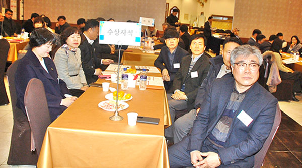 보은군 기업인의 밤 행사에 참여한 이들이 유성모 회장을 비롯한 내빈의 인사에 귀 기울이고 있다.