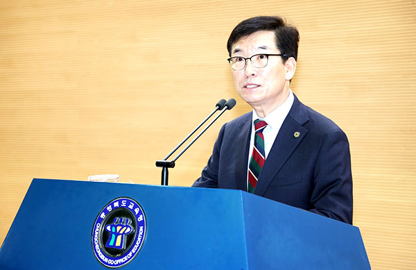 윤건영 교육감이 12월 월례조회에서 한해의 성과를 점검하고 있다.