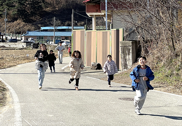 탄부초 학생들이 해맑은 모습으로 탄부면 솔밭을 향해 달리고 있다.