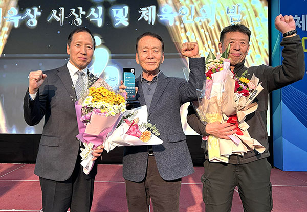 충북체육회 단체상을 수상한 배근봉(사진 중앙) 보은군게이트볼협회 회장이 윤갑진(좌) 체육회장, 정상용 사무국장과 함께 이를 기념하고 있다.