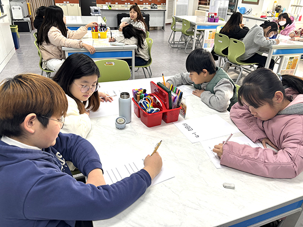 동시 그림책 만들이기에 나선 학생들이 쓰고 그릴 작품을 구상하고 있다.