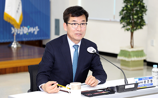윤건영 교육감이 교육 지원 체계의 정상적 가동 필요성을 강조하고 있다.