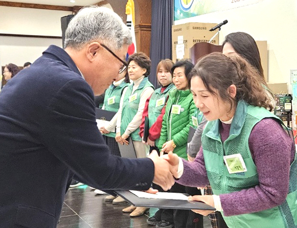 황선영 보은군새마을회장이 우수회원에게 시상하고 있다.