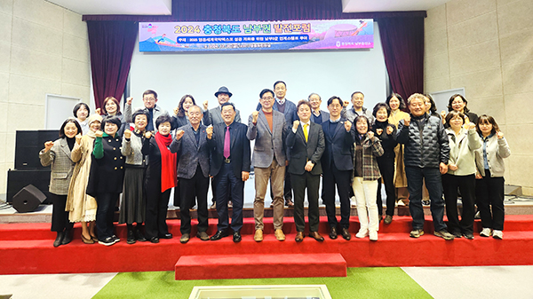 2025년 영동세계국악엑스포를 앞두고 충북남부출장소가 주관한 충북도 남부권 발전포럼에서 김현 충북문화재단 관광사업본부장이 ‘남부 3군 어깨동무 프로젝트, 옥보영(옥천&#8228;보은&#8228;영동)’이라는 새로운 관광브랜드를 제안하고 있다. /제공 남부출장소