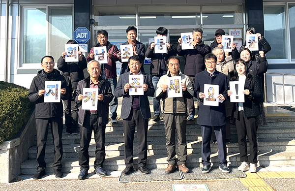 보은군 회남면의 기관·사회단체장들이 회남초를 지켜달라고 호소하고 있다. /제공 회남면