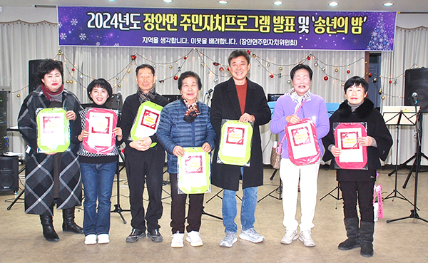 프로그램에 적극 참여한 이들이 개근상을 받고 있다.