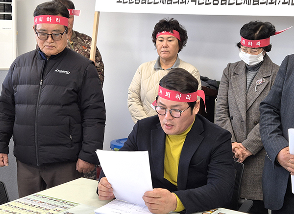 이형석 보은군농업인단체협의회장이 기자회견에 임하고 있다.