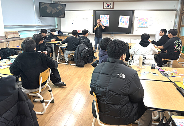 윤병승 강사가 보은중학교 학생들을 대성으로 민주시민교육을 펼치고 있다.