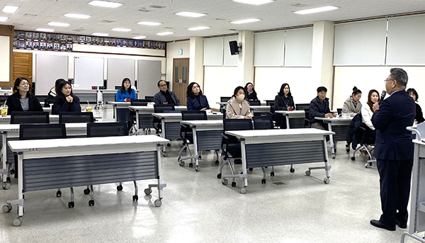 보은교육청에서 보은지역 학원 및 교습소 운영자를 대상으로 역량강화 연수를 진행하고 있다.