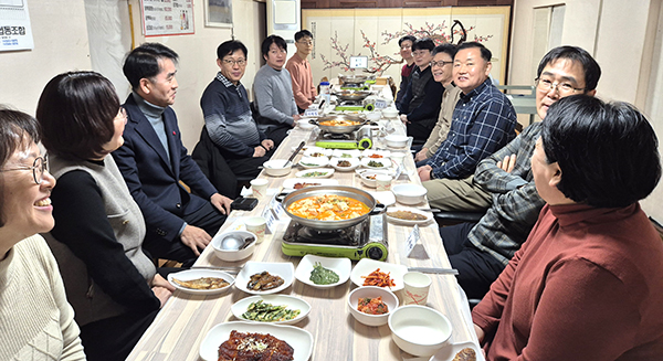 보은군 최재형 군수와 지역 의료인들이 간담회를 갖고 의료 공백 없는 보은군을 다짐했다. /제공 보은군
