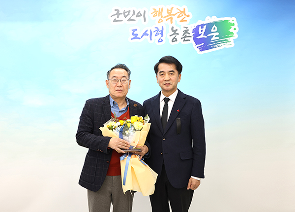 이택수 제37대 보은부군수(좌측)가 최재형 군수와 함께 이임식 추억을 남길 카메라 앞에 섰다.